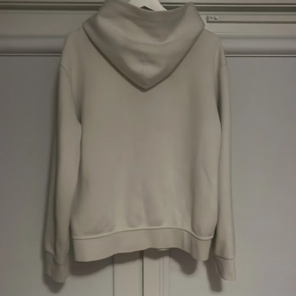 Säljer denna feta RL zip hoodien. Skick 10/10. storleken är L men passar M bra. Skriv för frågor och funderingar. . Hoodies.