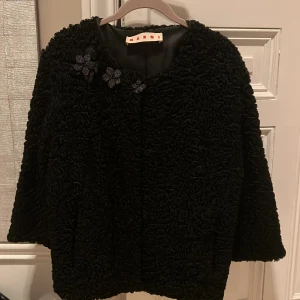 Svart elegant Marni-jacka  - Elegant svart persian-liknande pälsjacka med broderier. Storlek italiensk 44
