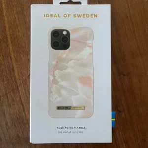 Nytt mobilskal😍 - Ett helt oanvänt mobilskal från ideal of sweden. Färgen Rose pearl marble. Jag säljer då jag köpte fel modell, skalen passar iPhone 12/12 PRO❤️😍