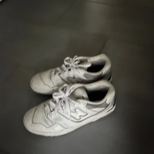 New Balance skor - Säljer mina New Balance skor i storlek 43. Bra skick! Använder inte då jag har andra skor. Pris 599