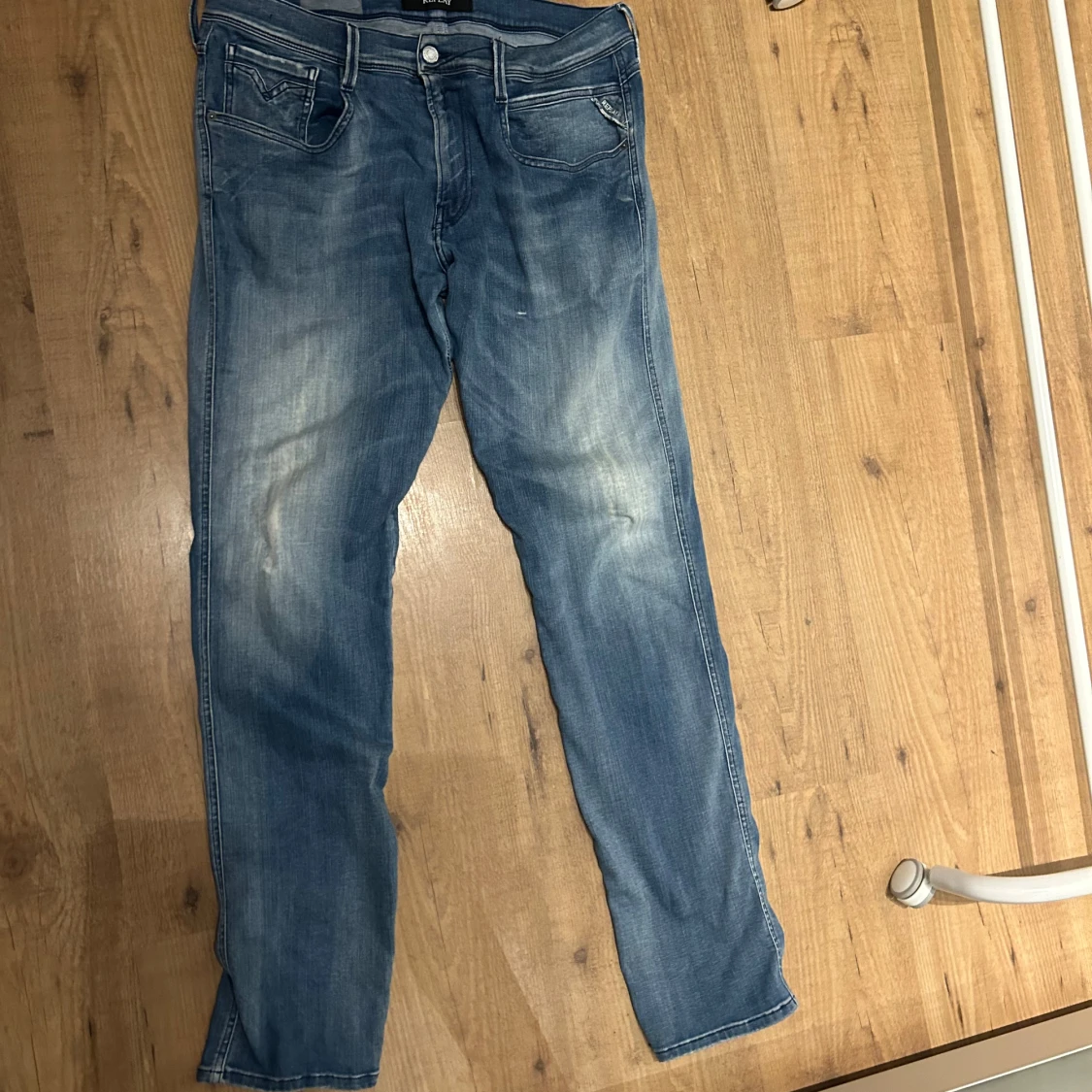 Blå jeans med slitningar - 90