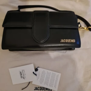 Jacquemus - Jacquemus väska som tyvärr saknar s:et, därav lågt pris.