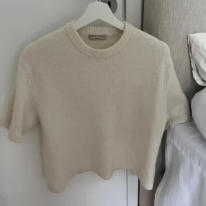 Stickad tröja  - Säljer den populära stickade t-shirten ifrån Gina tricot   Ordinarie pris: 300 Mitt pris: 199