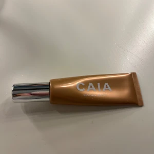 Liquid highlighter CAIA - Säljer min liquid highlighter från CAIA i färgen pearl swirl. Den är använd men där är fortfarande mycket produkt kvar och den är väldigt dryg. Fint skick🩷