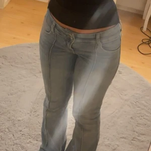 Ljusblå bootcut jeans - Säljer ett par ljusblå lågmidjade bootcut jeans!💓 säljer för de inte kommer till användning längre. Inga defekter