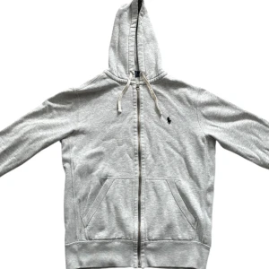Ralph Lauren Zipup hoodie - Säljer nu min Ralph Lauren zip hoodie i bra skick använd men bra skick. 