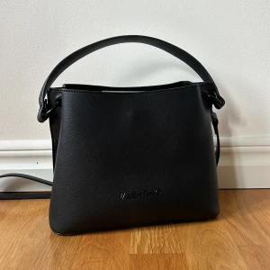 Valentino väska  - Säljer min snygga valentino handväska!  Använd fåtal gånger så den är som ny!  Köpt för 1100