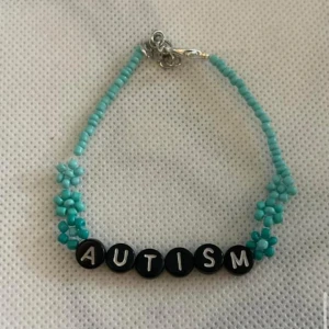 Blomarmband  - Blomarmband som är gjorda av små små pärlor  Frakt tillkommer 