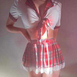 Sexig school girl kostym. Stringtrosor medföljer i samma mönster! 🥰 Perfekt för halloween eller för att överraska en partner. Använd men i gott skick.