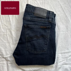 Nudie jeans slim - - Assköna nudie jeans - Modell: ”tight Terry” = slim fit - Skick: Utmärkt! Inga defekter 9.9/10 - Färg: Mörkblåa - Nypris: 1599kr