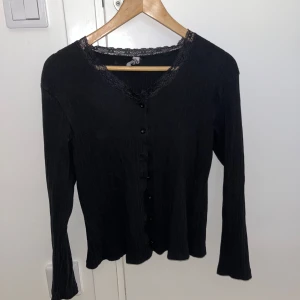 Stickad kofta med spets - Jättefin stickad kofta med spets, aldrig använd av mig, jättebra skick, står strl xl men jag skulle säga XS-M