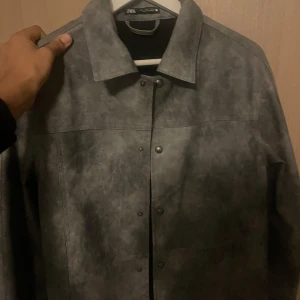 Zara jacka  - Storlek S köpte det i juli och använt det typ 2 gånger och köpte det för 600spänn.