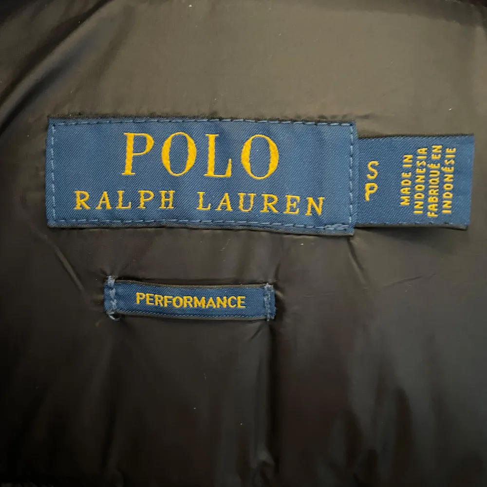 Säljer nu min Ralph Lauren jacka då den har blivit för liten! Den är i mycket bra skick!  Obs finns en liten lagning på vänster baksida av armen som man inte tänker på vid användning! (Se bild) Bara att höra av sig om man undrar något!  Nypris: 6000. Jackor.