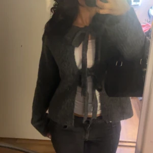 Knyt tröja från Gina Tricot  - Hej säljer denna jätte fina Gina Tricot tröjan den är ändast använd 1 gång pris går att diskuteras nypris 399 