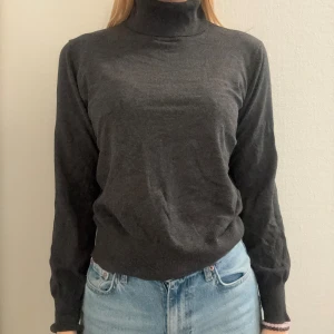 Grå tröja - En grå polo tröja från HM, bra skick