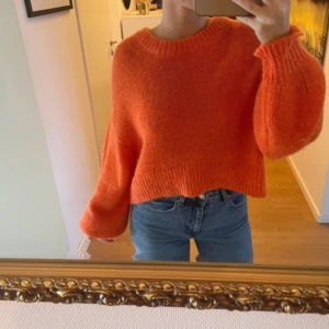 Stickad tröja - Stickad tröja från Arket. Använd fåtal gånger och är i mycket bra skick. Den sitter lite oversized. Köpte för ca 1500kr