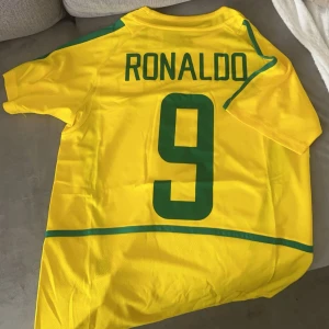 Ronaldo brazil 2002 HEMMA - RONALDO #9  Storlek : S Nyskick