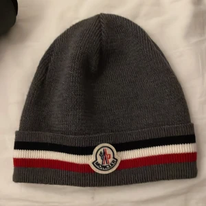 Moncler mössa - Äkta moncler mössa i utmärkt skick. 