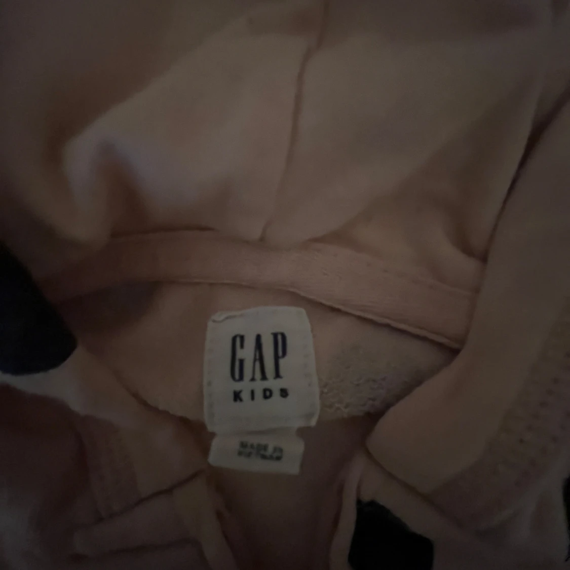Rosa prickig hoodie från GAP  - 90