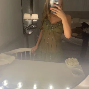 Top - Söt grön top med fina detaljer 