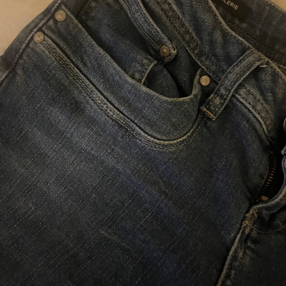 Nu säljer jag dessa näst intill oanvända Ltb jeans❣️ Jeansen är andvända 1 gång och är i storlek 27x34 🙌🏼 Säljer då jag vill ha en annan storlek 🥰 Skriv vid frågor 🩷. Farkut & Housut.