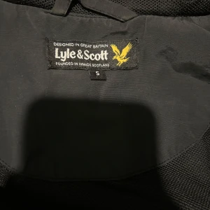 Helt ny Herrmodell jacka  - Endast använd 1 gång,säljs pga att jag ej använder den, jätte fin lite stor i storleken skulle jag säga, vinden går ej igenom👌
