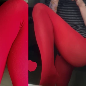 Färgade strumpbyxor röda S - Några skavanker/nopprighet, annars bra skick. Lite missgärgade sulor. Tjockare, nästan opaka. Lite mindre i storlek pga tjockleken, uppskattad storlek.