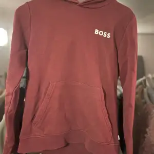 Hugo boss hoodie i storlek 14-15 years skick 9/10  Nypris 1099kr Vårt pris: 275kr