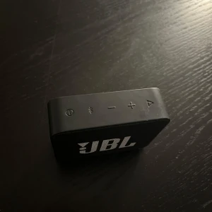 JBL HÖGTALARE  - JBL Go Essential Bluetooth-högtalare – Bärbar & Vattentät!  Säljer min JBL Go Essential Bluetooth-högtalare som är i perfekt skick och fungerar som ny. Denna kompakta högtalare har JBL välkända ljudkvalitet som fyller rummet trots sin lilla storlek.