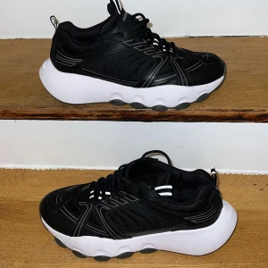 NYA Axel Arigato  - Snygga och bekväma Axel Arigato sneakers. Skorna är helt oanvända men saknar kartong.  Storlek EU43