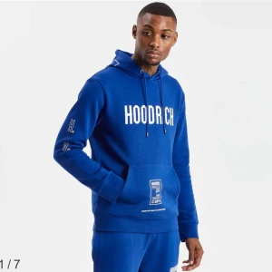 Blå Hoodrich Hoodie - Säljer min hoodrich hoodie. Köpt förra året 2023 i somras. Nypris ca 1000kr prick.