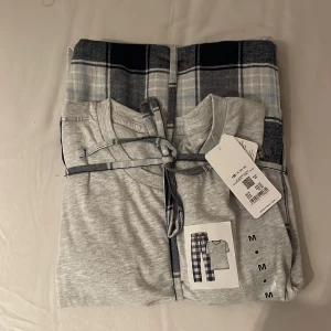 Pyjamas  - Pyjamas från Cubus, köpt förra året, aldrig använd då jag råka beställa 2. Lappen kvar, köpt för 449kr