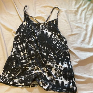 Svart vit linne - Ny skick jätte fin andvänd 2-3 gånger