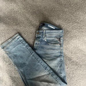 Replay jeans - Ljus blå replay jeans i modell grover/straight och storlek W33 L30 Byxorna är i bra skick, och säljer för har inte använts på länge. Priset är 400 men kan diskuteras.