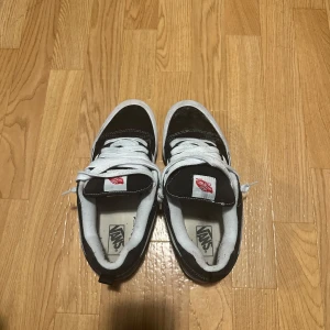 Vans knu skool  - Använd ett par gånger säljer lillebrorsans skor då han inte har någon användning av de längre! 