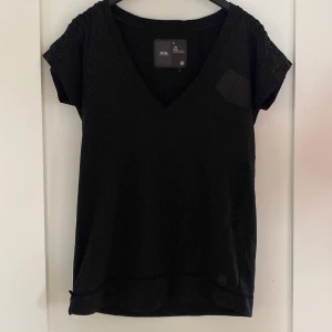 Svart t-shirt - Snygg och hållbar t-shirt från G-Star, passar perfekt till jeans eller andra byxor! I storlek S
