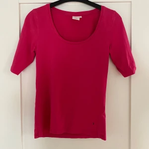 Rosa/röd t-shirt - Snygg rosa/röd t-shirt i storlek S. Perfekt i alla årstider till både byxor och kjol! Märket är Boomerang