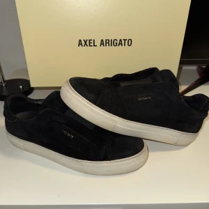 Axel Arigato Clean 360 Laceless - Arigato skor i bra skick. Riktigt snygga skor som passar till alla tillfällen! Säljs då jag inte använder dom längre. Sparsamt använda. Tveka inte att skriva om du har frågor eller vill se fler bilder!  Mvh Axel 
