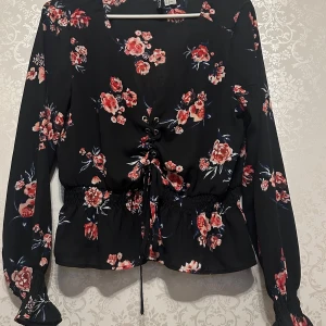 Blommig blus - Använd några gånger stl 38