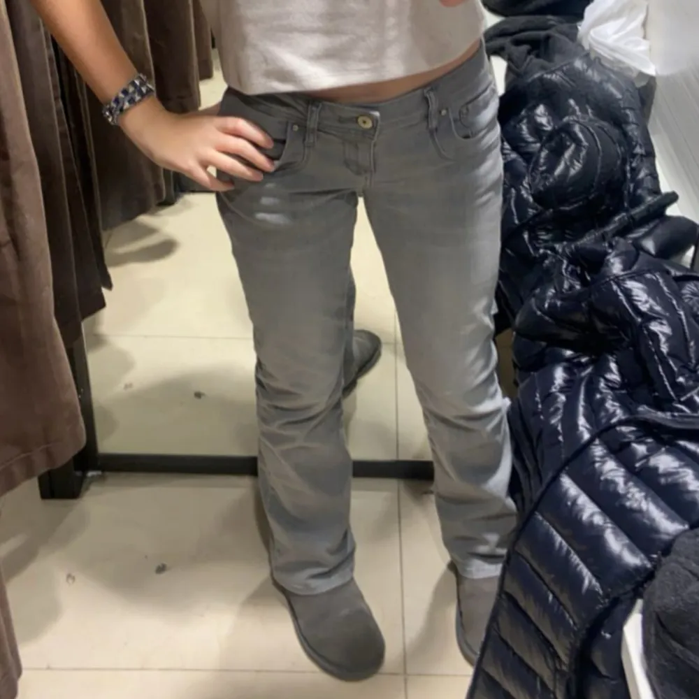 Gråa LTB jeans i stolek 27/30. Har en liten defekt på dragkedjan då handtaget på dragkedjan åkt av (se bild 3) men den funkar lika bra ändå.💗 alla bildar är mina förutom den andra . Jeans & Byxor.