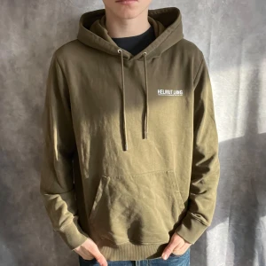 Helmut Lang hoodie - Säljer nu denna gröna Helmut Lang hoodie | Storlek L men passar även M | Skick 9/10 | 