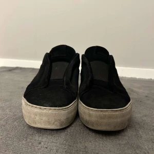 Axel Arigato skor  - Axel arigato skor i okej skick (5/10) går att fixa till. Storlek 44. Box och kvitto finns