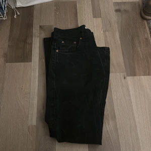 Svarta woodbird jeans  - Gamla byxor, använda rätt så mycket org pris ca 750 kr ganska slitna, inga hål eller sånt W27 L32 passar 165-175 Skick 7/10