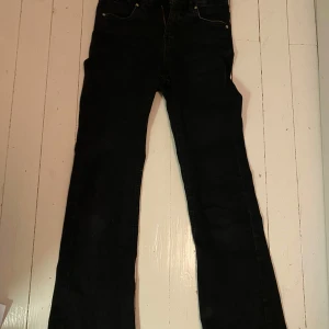 Svarta bootcut jeans - bootcut jeans mid waist. Bra skick ordinarie pris 349
