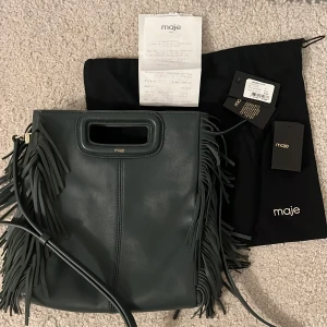Maje väska  - Superfin maje väska i den mest perfekta gröna färgen😍😍 har kvitto, prislapp och dustbag!!! Den är använd men inte alls särskilt sliten❤️❤️