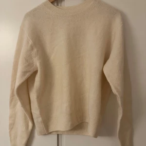 Stickad tröja  - Säljer en jätte fin stickad tröja från uniqlo i stl M men passar även om man är stl S, den är i bra skick och jätte fin passform 