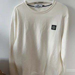 stone island sweatshirt  - jätte bra skick! Nästan oanvänd.