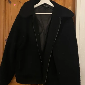 Svart fluffig höstjacka  - Jacka perfekt till hösten/våren! Använt väl och har ett litet hål i fickan men går lätt att sy ihop. Ganska stor i storleken.