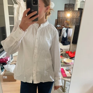 Söt vit skjorta - Söt vit skjorta med små volang detaljer, säljer pågrund av att jag inte använder. 