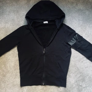 Moncler ziphoodie - Tja. Säljer denna unika moncler zipup hoodie. Självklart äkta äktenhetsbevis finns. Skick 8/10 inga stora defekter. Storlek M men passar även S. Tveka inte att ställa några frågor!🤩